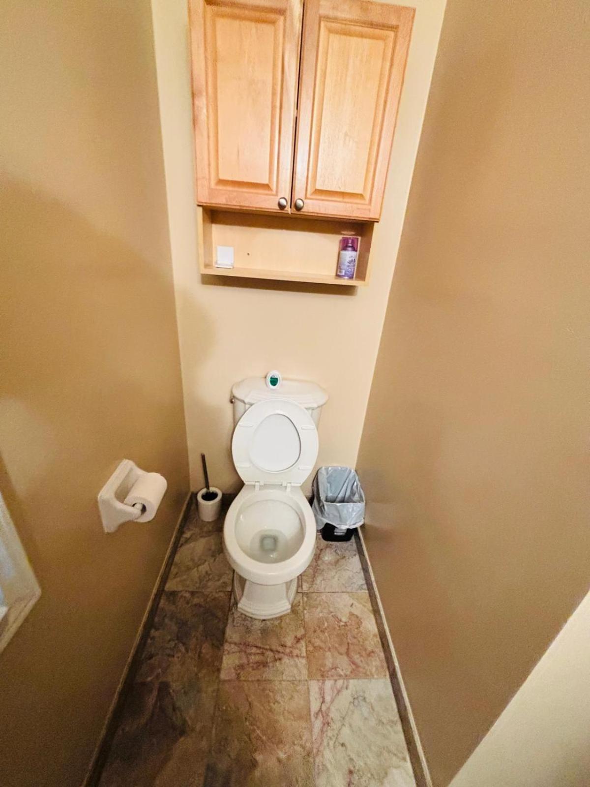 Room With Private Patio Next To Toronto Airport Mississauga Exterior photo