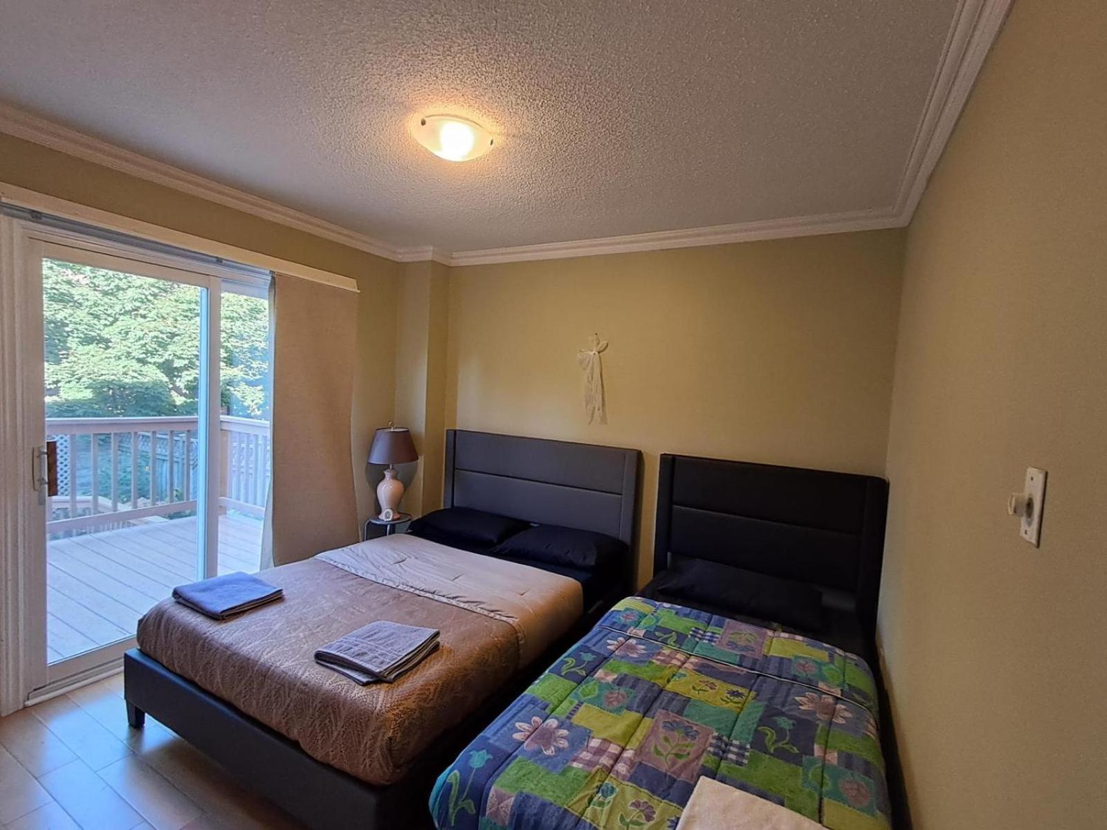 Room With Private Patio Next To Toronto Airport Mississauga Exterior photo