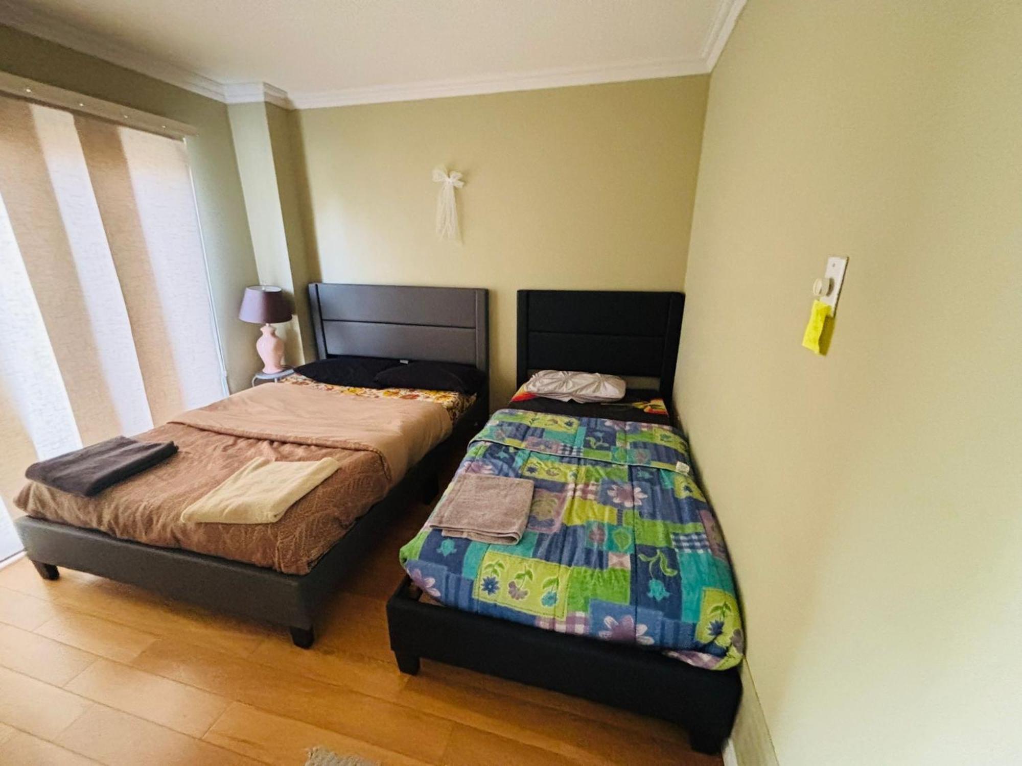 Room With Private Patio Next To Toronto Airport Mississauga Exterior photo